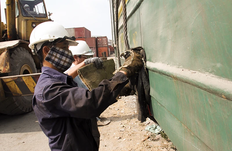 Cần cẩu di chuyển toa tàu hàng chục tấn sau sự cố sập cầu Ghềnh ảnh 7